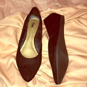 Pointed toe black flats